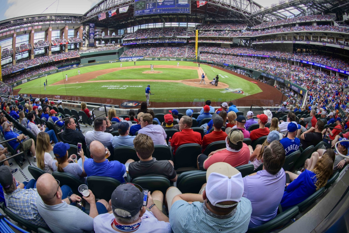 ‘노마스크’로 4만 관중석 꽉 채운 MLB 경기장. 4월5일 미국 텍사스주 알링턴의 글로브라이프필드에서 열린 2021 메이저리그 텍사스 레인저스 대 토론토 블루제이스 경기에서 마스크를 쓰지 않은 관중들이 경기를 관람하고 있다. 