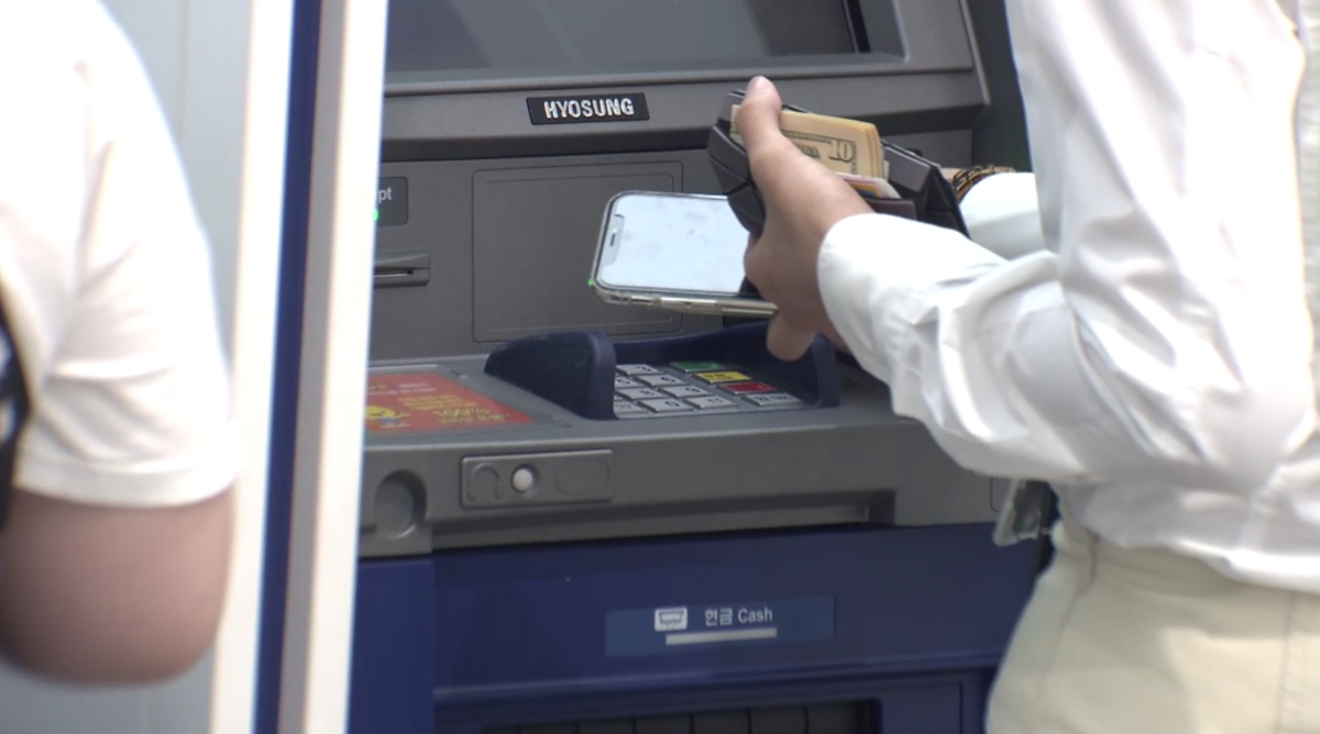 지난 설 명절 기간 중 실물 카드 없이 모바일로 ATM 입출금 서비스를 이용한 횟수가 1,800건을 넘어선 것으로 나타났다. (사진:연합뉴스)
