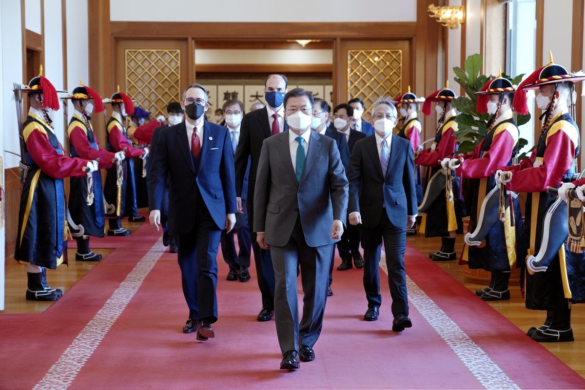 문 대통령은 14일 주한 일본·도미니카공화국·라트비아 대사에 신임장을 제정했다. (청와대 제공)