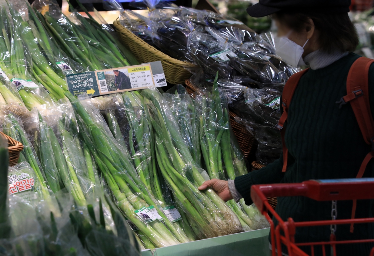 서울의 한 마트를 찾은 고객이 농산품을 고르고 있다. 2021.3.24. 사진출처: 뉴스1