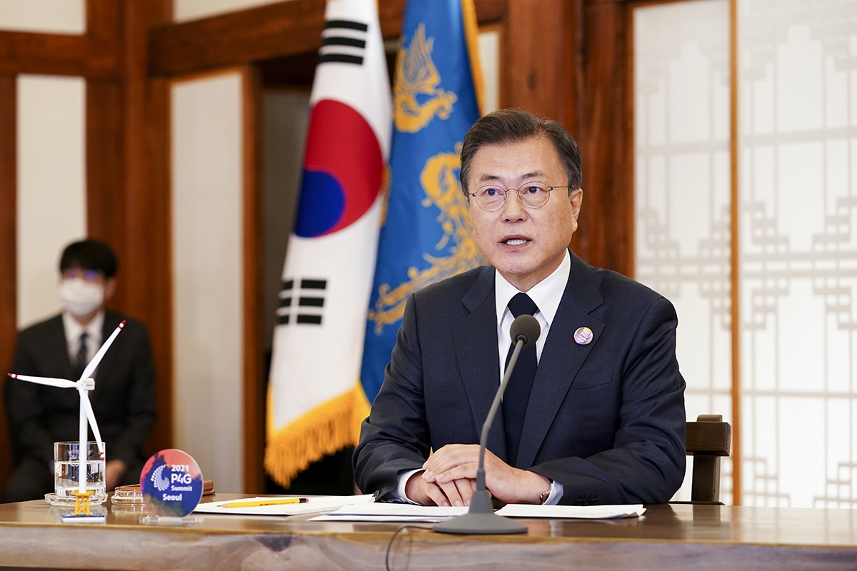 문 대통령은 한국시간으로 22일 밤 9시부터 화상으로 개최된 기후정상회의에 참석했다. (청와대 제공)
