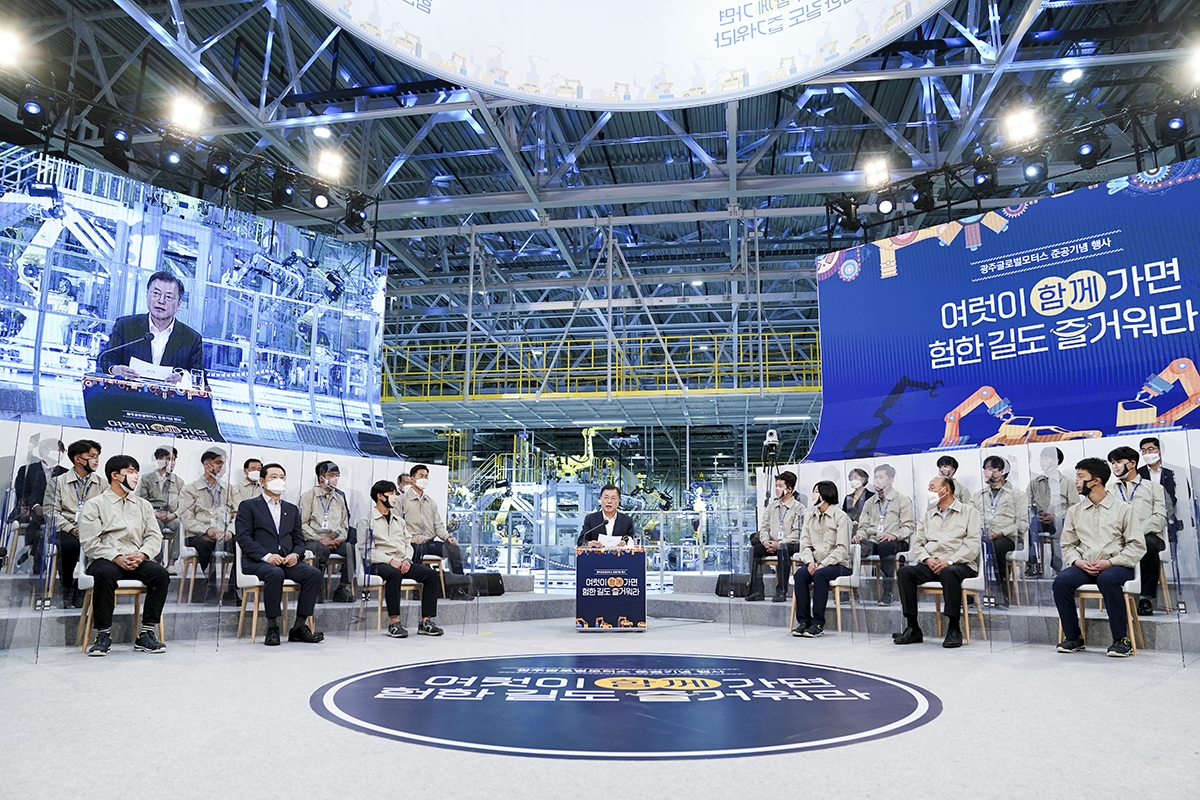 문 대통령은 29일 오후 2시30분 광주 빛그린산단 내 광주글로벌모터스(GGM) 공장에서 개최된 준공 기념 행사에 참석했다. (청와대 제공)