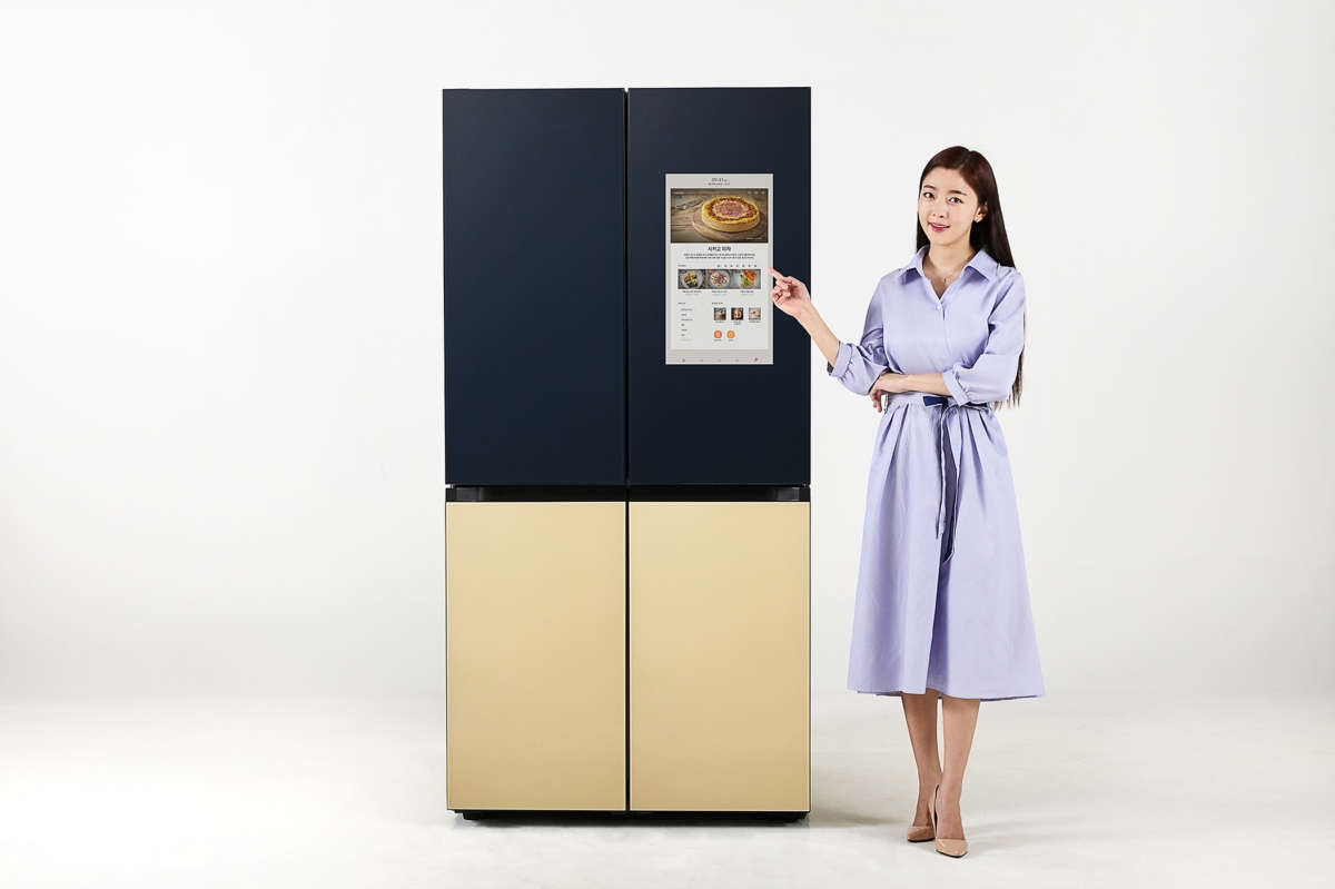 삼성전자 모델이 수원 삼성 디지털시티에서 신제품 `비스포크 냉장고 패밀리허브`를 소개하고 있다. 