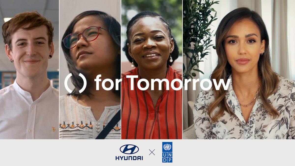 `for Tomorrow` 프로젝트 영상을 통해 공개된 솔루션을 제안한 (왼쪽부터) 영국의 시안 셔윈(Cian Sherwin), 네팔의 소니카 만다르(Sonika Manandhar), 나이지라아의 오나 안젤라 아마카(Onah Angela Amaka)와 `for Tomorrow` 프로젝트 홍보대사인 배우 제시카 알바(Jessica Alba)