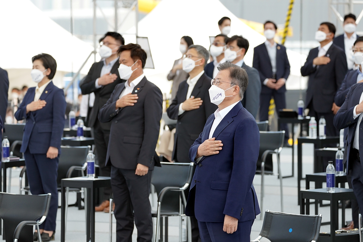 문 대통령은 13일 오후 삼성전자 평택캠퍼스에서 열린 `K-반도체 전략 보고대회`에 참석했다. (청와대 제공)