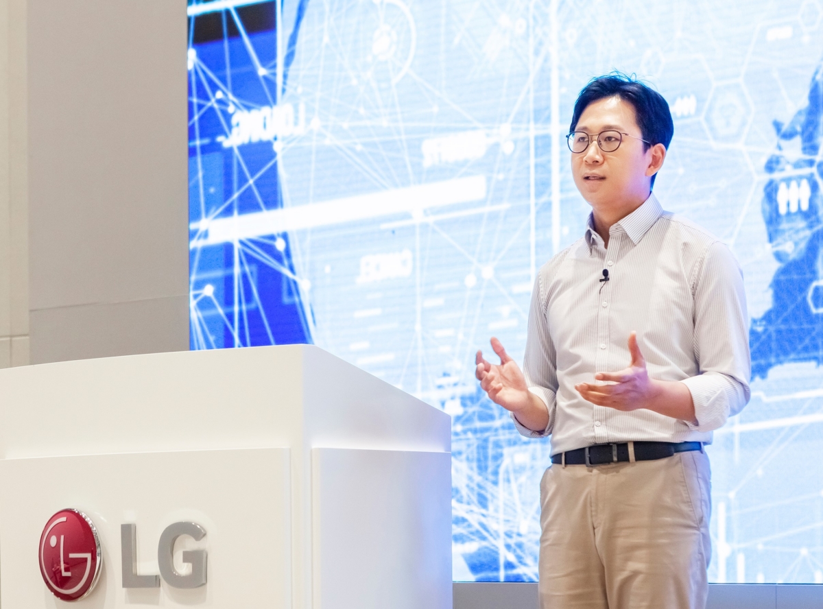배경훈 LG AI연구원장이 17일 비대면 방식으로 진행된 `AI 토크 콘서트`에서 초거대 인공지능(AI) 전략을 발표하고 있다. 