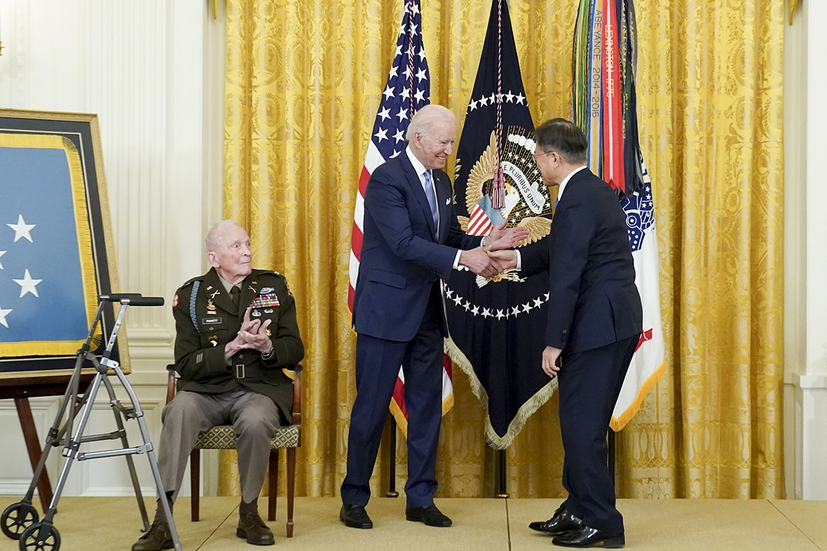 문 대통령이 현지시간 21일 미국 백악관 이스트룸에서 열린 한국전 참전용사 랄프 퍼켓 예비역 대령의 명예훈장 수여식에 함께 했다. (청와대 제공)