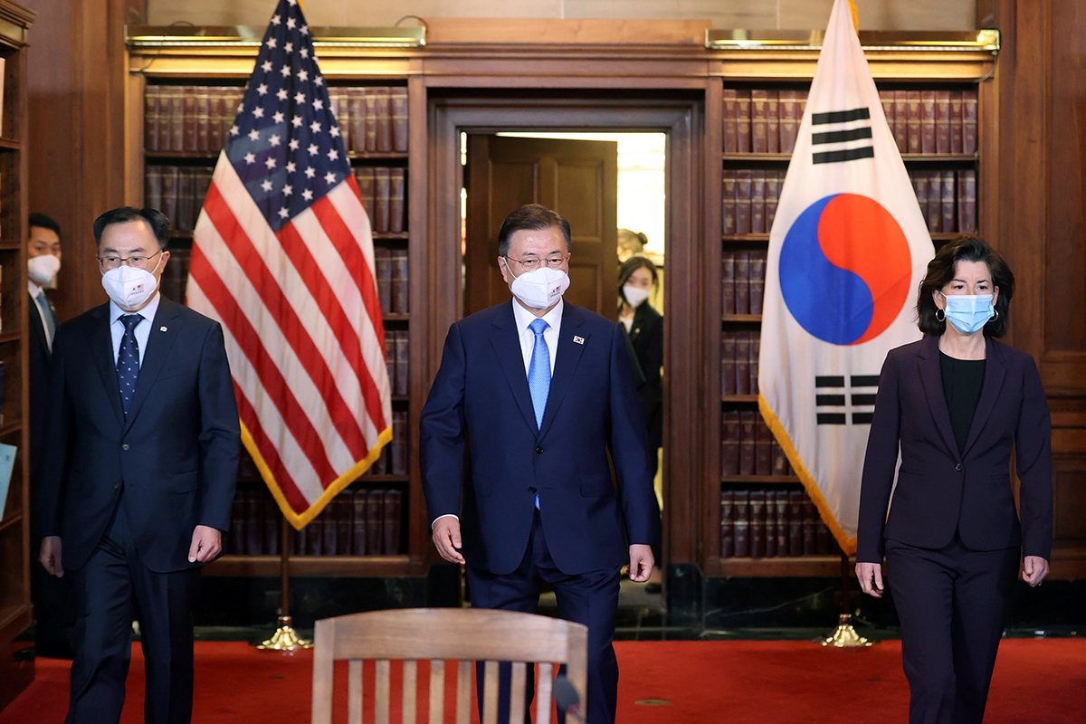 문 대통령은 현지시간으로 21일 오전 9시 미국 상무부 커머스 리서치 라이브러리에서 열린 `한미 비즈니스 라운드 테이블`에 참석했다. (청와대 제공)