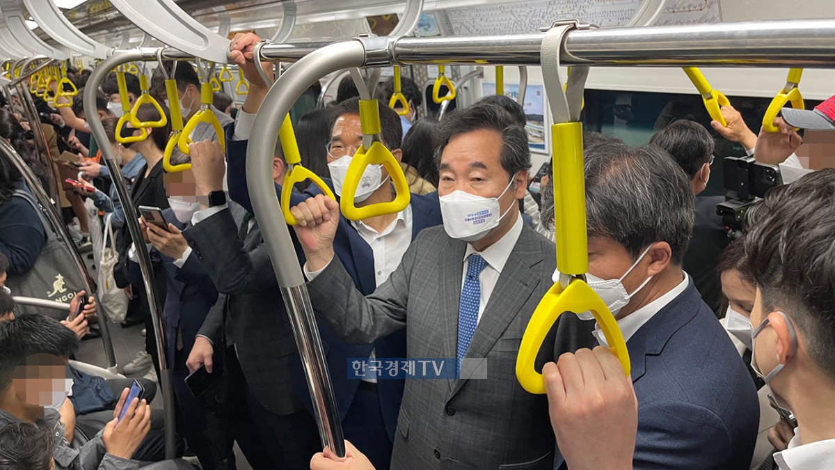 이낙연 전 더불어민주당 대표가 이달 중순 김포골드라인에 직접 탑승해 김포~서울 출근길을 체험했다. 사진=이낙연의원실.