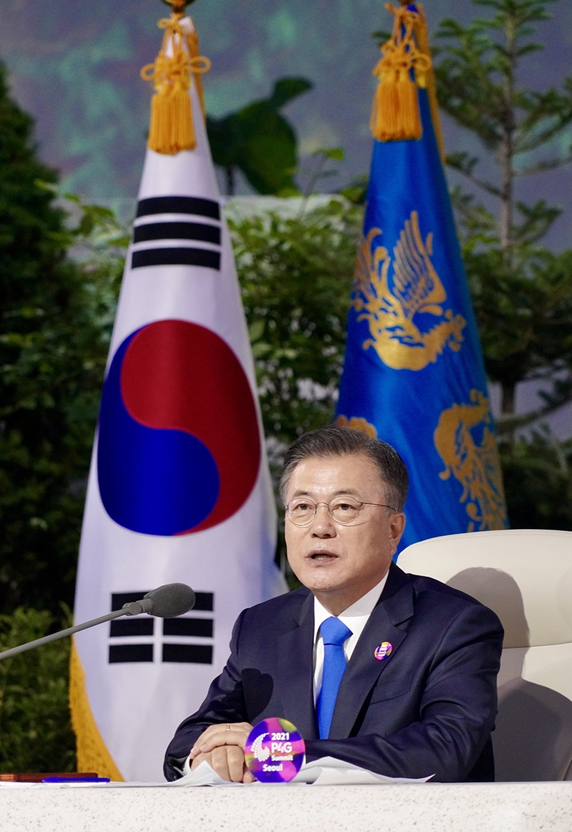 문 대통령이 31일 밤 화상으로 열린 `P4G 서울 녹색미래 정상회의` 정상토론세션을 주재하고 있다. (청와대 제공)