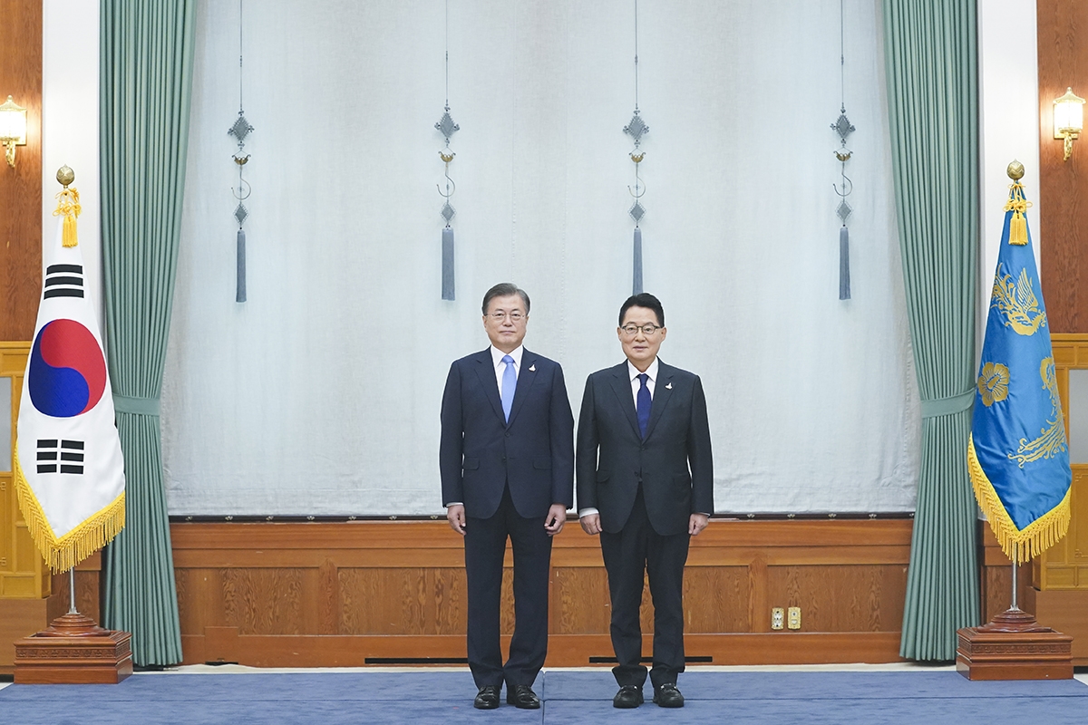 문 대통령이 지난해 7월 29일 박지원 국정원장에 임명장을 수여했다. (청와대 제공)
