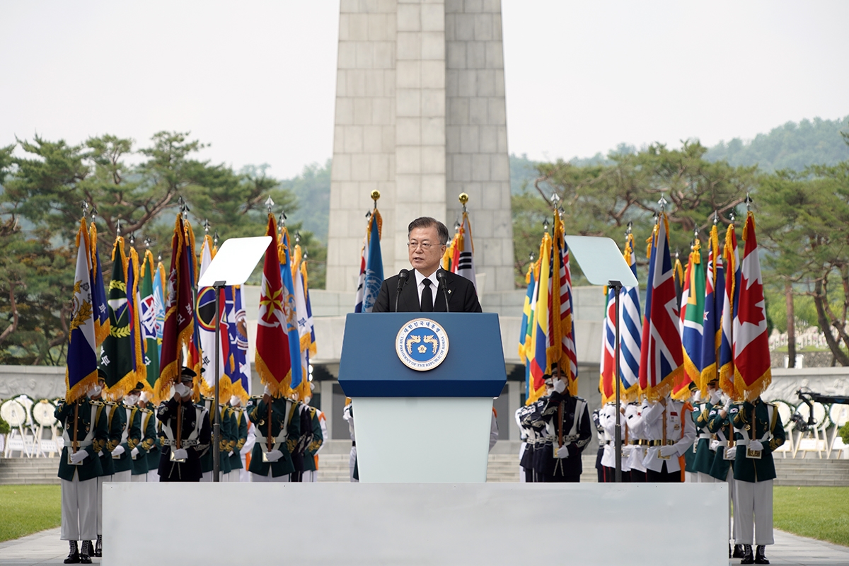 문 대통령은 6일 국립서울현충원에서 열린 `제66회 현충일 추념식`에 참석했다. (청와대 제공)