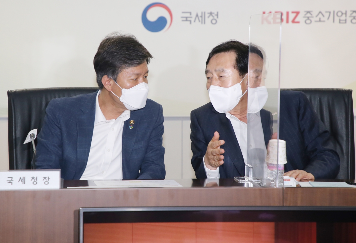 사진 : (왼쪽) 김대지 국세청장, (오른쪽) 김기문 중기중앙회장