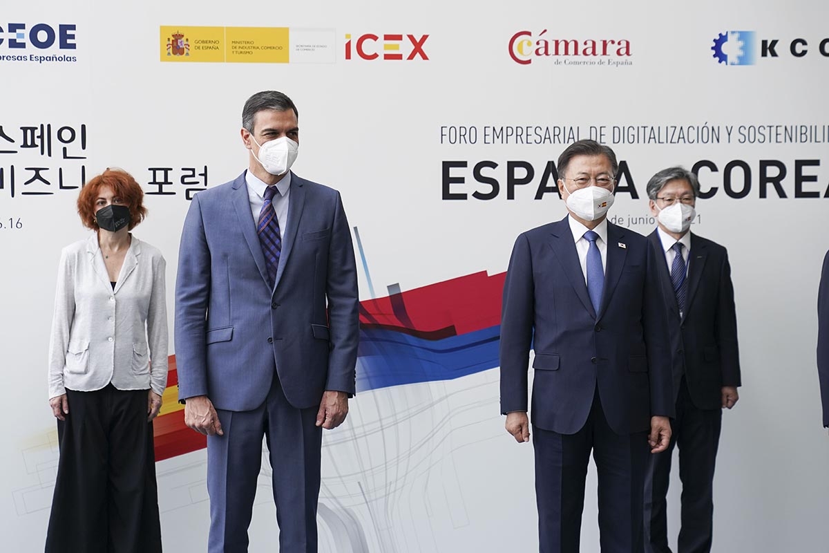 문 대통령과 페드로 산체스 총리가 현지시간으로 16일 마드리드에서 열린 `한-스페인 그린·디지털 비즈니스 포럼`에 참석했다. (청와대 제공)