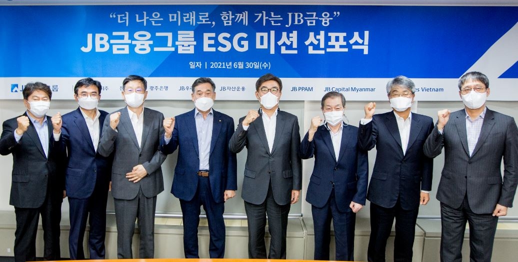 JB금융그룹 ESG 미션 선포식 (왼쪽에서 네번째 김기홍 회장, 다섯번째 유관우 ESG위원회 위원장)