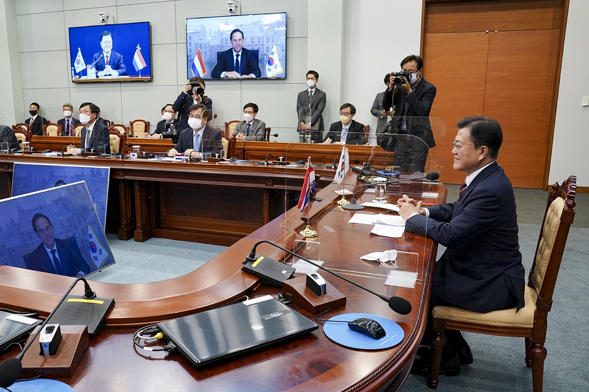 문 대통령이 7일 청와대에서 한-네덜란드 화상 정상회담을 개최했다. (청와대 제공)