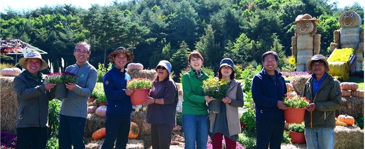 지역농가에서 직접 키운 자생식물화분을 함께 들고 함박 미소를 짓고 있는 봉화군 위탁재배 농가대표 및 국립백두대간수목원 직원(2020년 9월 국립백두대간수목원에서 촬영)