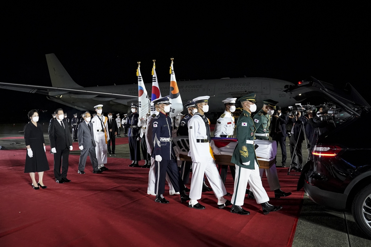 홍범도 장군의 유해 봉환식이 15일 저녁 서울공항에서 열렸다. (청와대 제공)