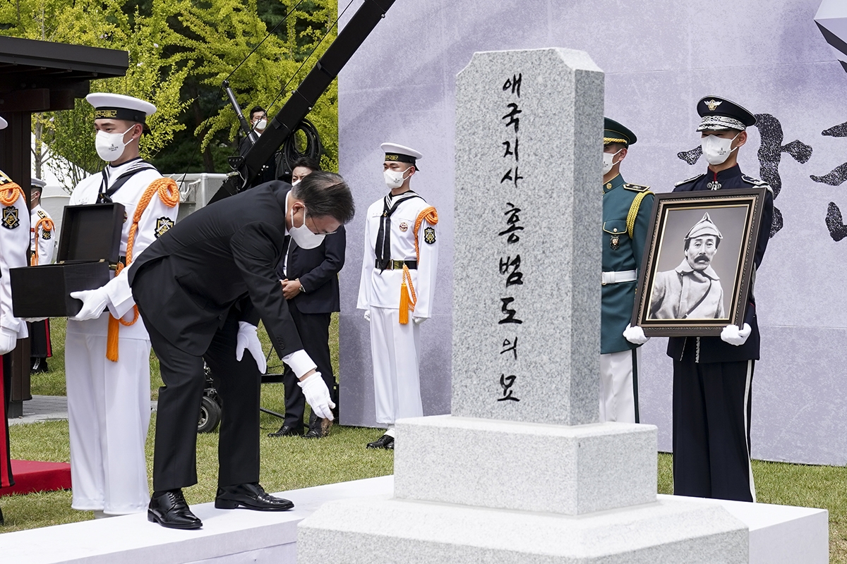 홍범도 장군 유해가 18일 오전 대전현충원 독립유공자 제3묘역에 안장됐다. (청와대 제공)
