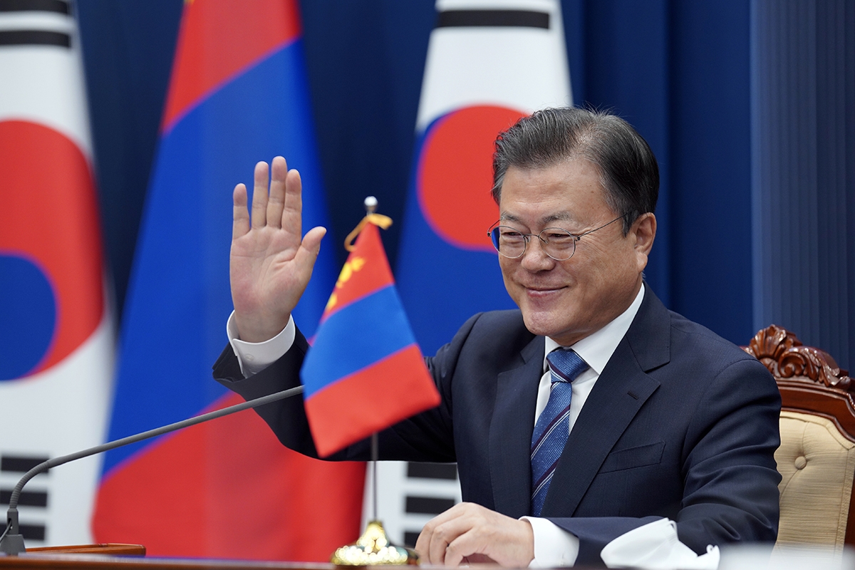 문 대통령은 10일 오후 청와대에서 화상으로 한-몽골 정상회담을 개최했다. (청와대 제공)