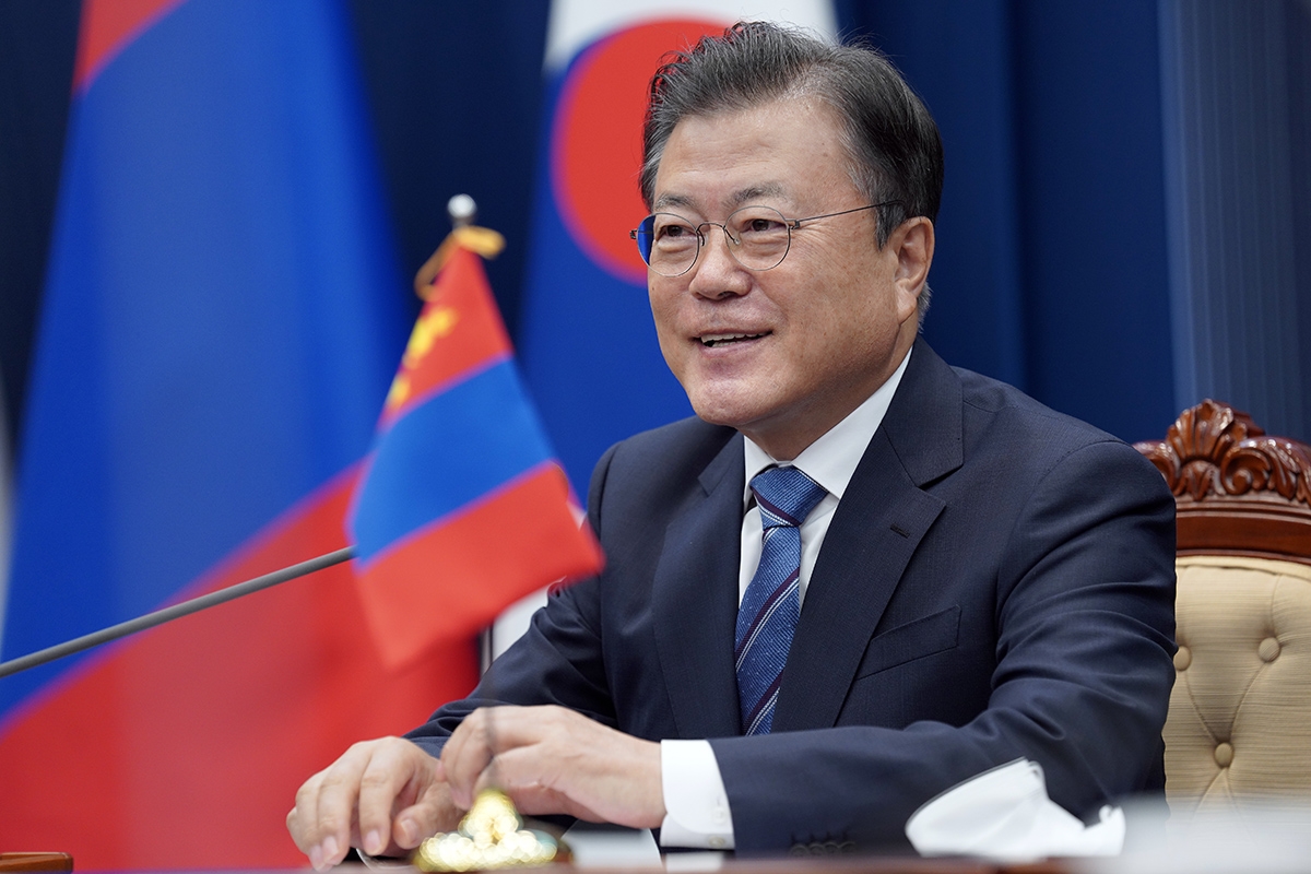 문 대통령은 10일 오후 청와대에서 후렐수흐 몽골 대통령과 화상 정상회담을 개최했다. (청와대 제공)
