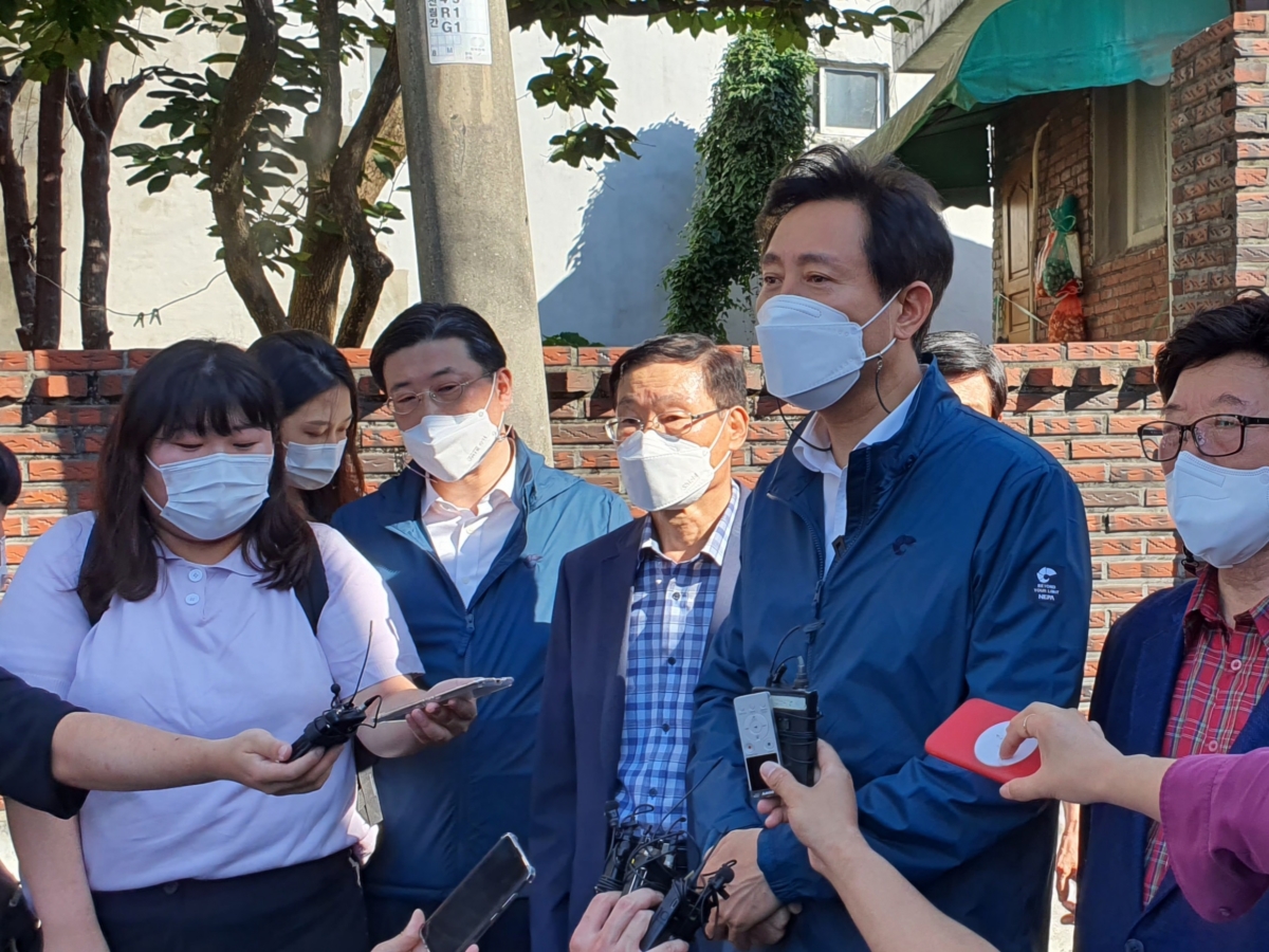 오세훈 서울시장이 14일 `신속통합기획`을 추진 중인 신림1구역을 현장방문한 자리에서 기자들의 질문에 답하고 있다. 