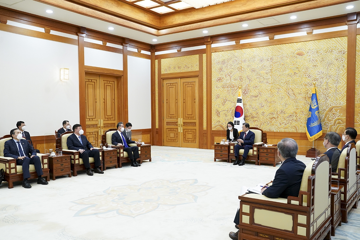 문 대통령은 15일 오전 청와대에서 왕이 중국 국무위원을 접견했다. (청와대 제공)