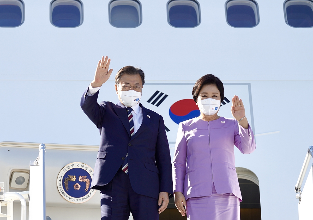 유엔총회 참석을 위해 미국 뉴욕에 도착한 문 대통령과 김정숙 여사 (청와대 제공)