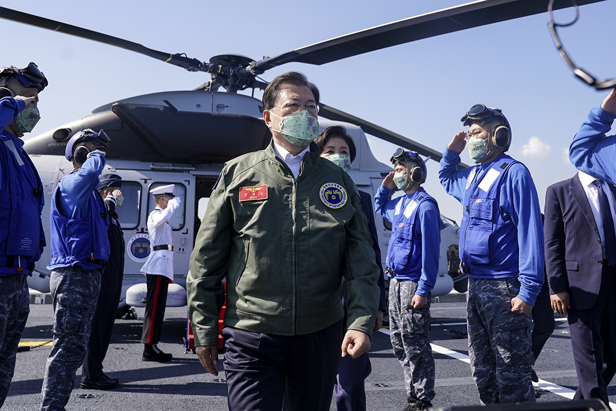 문 대통령 부부가 1일 오전 경북 포항시 해병대 1사단 인근 영일만 마라도함 함상에서 열린 제73주년 국군의날 기념식에 참석했다. (청와대 제공)