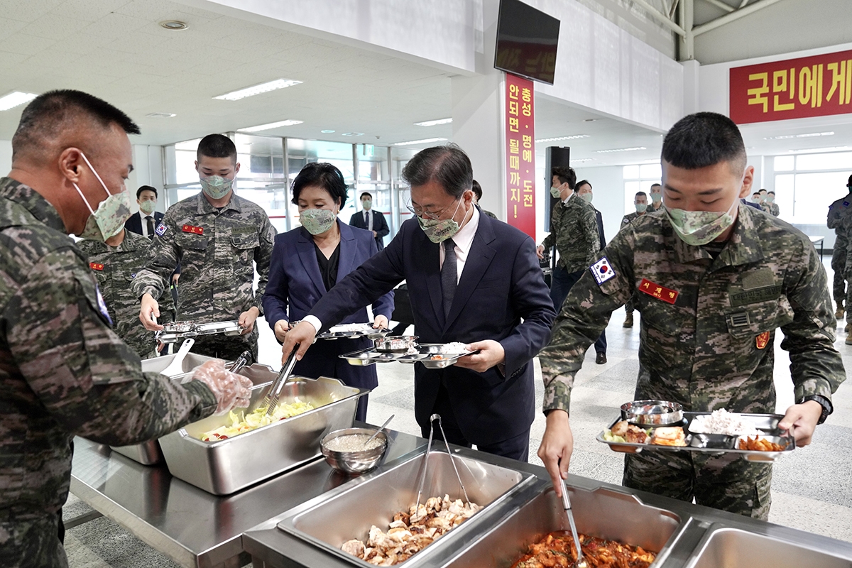 문 대통령 부부가 1일 제73주년 국군의날 기념식에 참석한 뒤 장병들과 함께 식사를 했다. (청와대 제공)