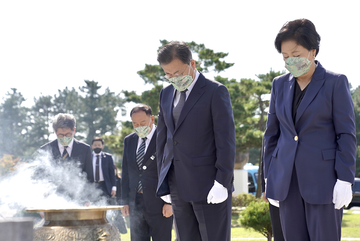 문 대통령 부부가 1일 제73주년 국군의날 기념식에 앞서 마린온 사고 순직 장병들에 참배했다. (청와대 제공)