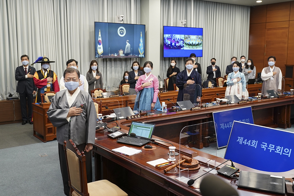 문 대통령이 12일 오전 청와대에서 한복을 입고 국무회의를 주재했다. (청와대 제공)