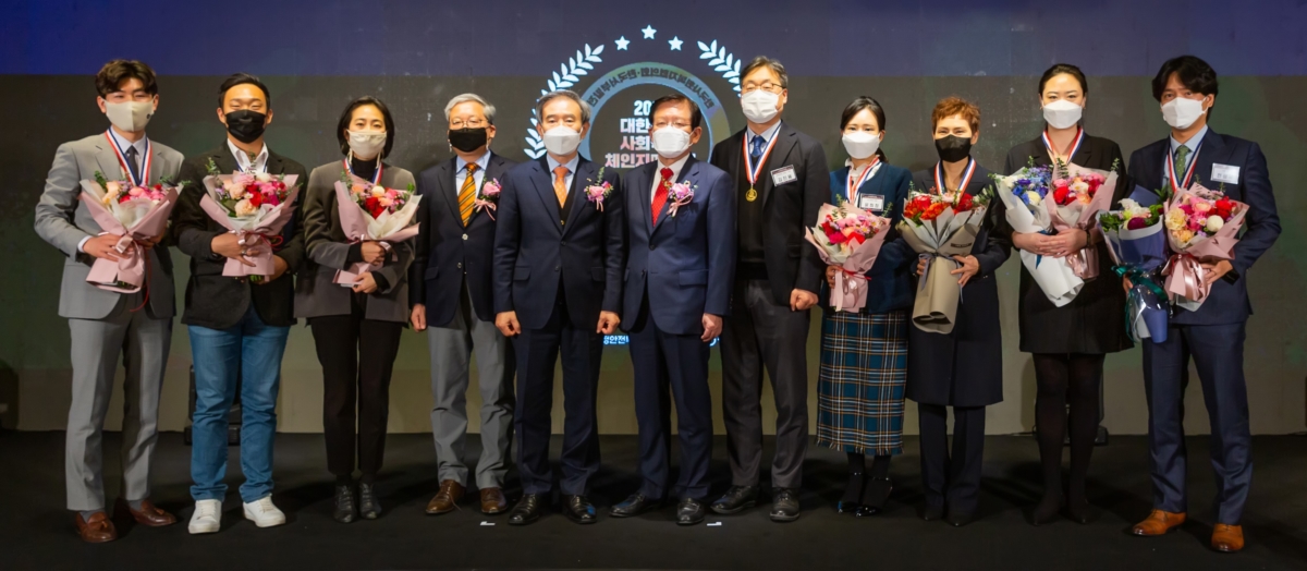 서상목 한국사회복지협의회장(왼쪽 여섯 번째), 김병숙 前 한국서부발전 사장(왼쪽 다섯 번째), 체인지메이커 시상 프로그램 운영심사위원장을 맡았던 정무성 前 숭실사이버대학교 총장(왼쪽 네 번째)이 지난해 12월에 열렸던 `제 2회 대한민국 사회혁신 체인지메이커 시상식`에서 수상자들과 함께 기념촬영을 하고 있다.(사진제공=한국사회복지협의회)