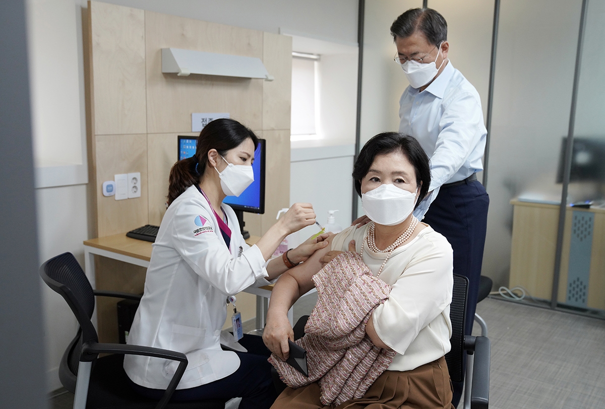 문 대통령은 부인 김정숙 여사와 함께 15일 오전 국립중앙의료원에서 코로나19 백신 3차 접종을 받았다. (청와대 제공)