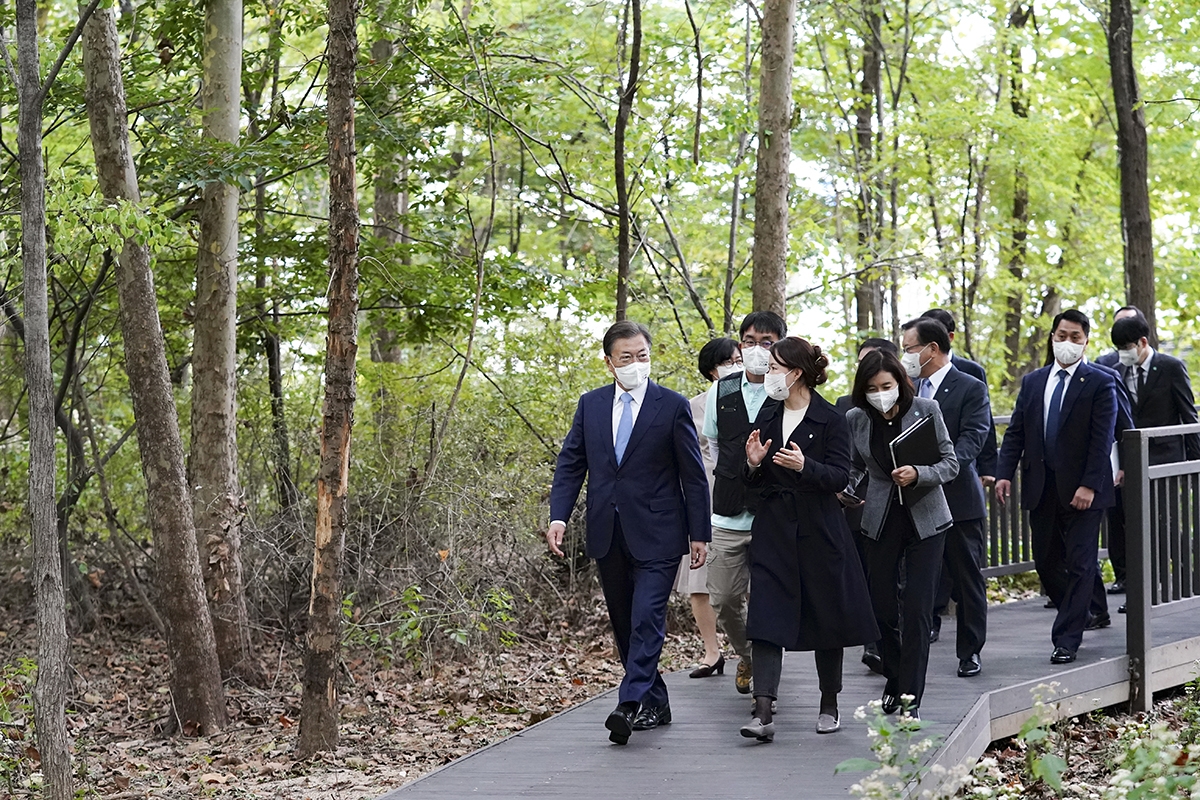 문 대통령은 18일 오후 서울 용산구 노들섬에서 열린 ‘2050 탄소중립위원회 제2차 전체회의’를 주재했다. (청와대 제공)