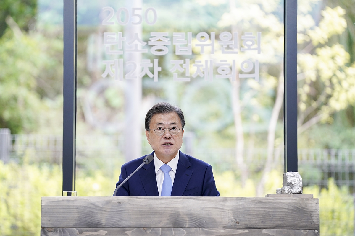 문 대통령은 18일 오후 서울 용산구 노들섬에서 열린 ‘2050 탄소중립위원회 제2차 전체회의’를 주재했다. (청와대 제공)