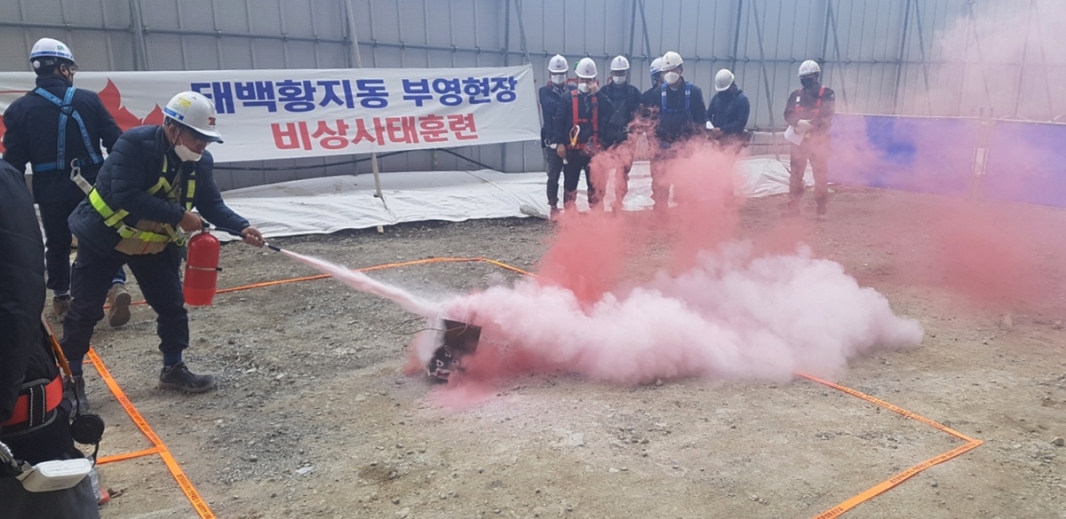 부영그룹이 강원도 태백시 황지동 부영 아파트 공사현장에서 가을 한파 대비 안전사고 예방 교육을 실시하고 있다. 