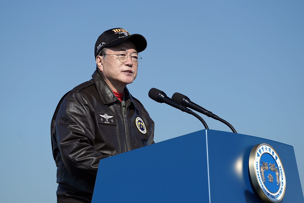 문 대통령은 20일 오전 10시 경기도 성남 서울공항에서 열린 `서울 국제 항공우주 및 방위산업 전시회`, ADEX 2021 개막 기념행사에 참석했다. (청와대 제공)