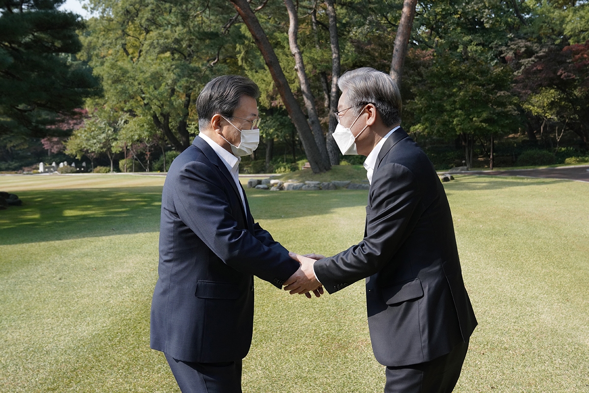 문 대통령과 이재명 민주당 대선 후보가 26일 오전 청와대 상춘재에서 만났다. (청와대 제공)