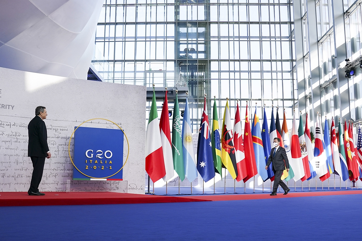 현지시간 30일 이탈리아 로마 G20 정상회의 공식 환영식에 입장하고 있는 문 대통령(청와대 제공)