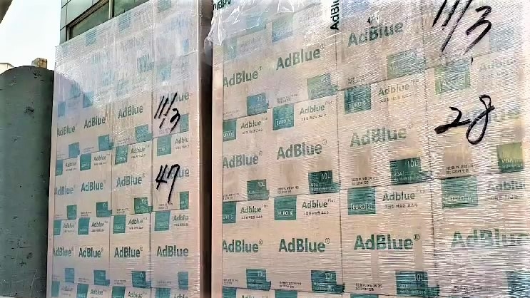 AdBlue라고 적힌 상자에는 요소수가 들어있다. 최근 품귀현상을 겪으면서 사재기와 가격 상승 현상이 두드러진다.