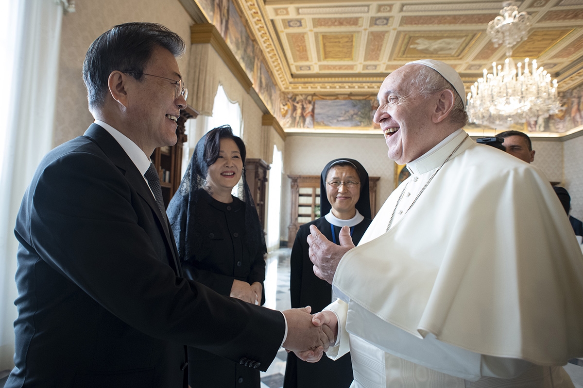문 대통령이 현지시간으로 지난달 29일 이탈리아 로마에서 프란치스코 교황을 단독 면담했다. (청와대 제공)