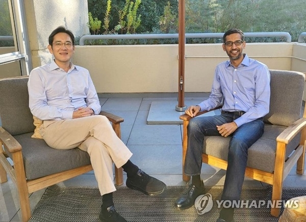 11월 22일(현지시간) 미국 출장 당시 이재용 삼성전자 부회장이 캘리포니아주 마운틴뷰 구글 본사에서 순다르 피차이 구글 최고경영자(CEO)가 만나 이야기 하고 있다. 