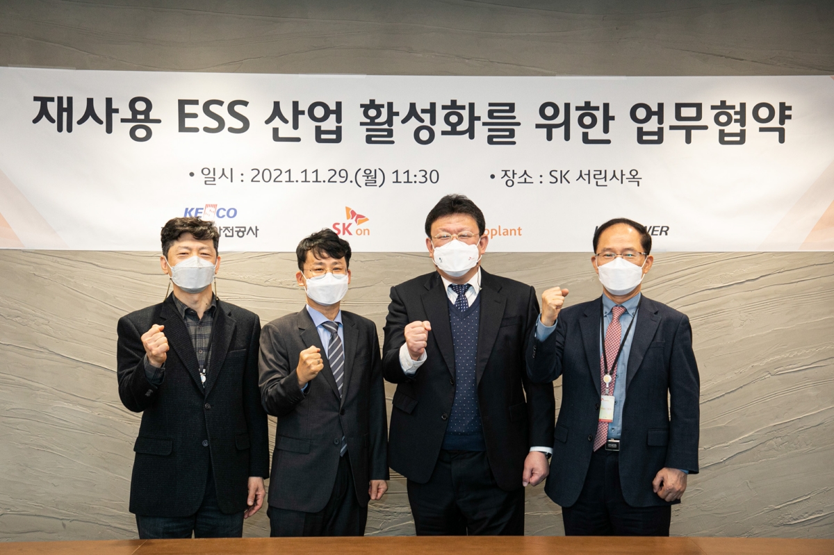 SK온이 전기차에서 사용한 배터리를 이용해 ‘친환경 ESS’를 만들기로 했다. 이를 위해 SK온은 한국전기안전공사, SK에코플랜트, ㈜케이디파워와 서울 종로구 SK서린빌딩에서 재사용 배터리로 ESS(Energy Storage System; 에너지저장장치)를 구축해 건설현장에서 운영하는 4자간 협약을 29일 맺었다. 한국전기안전공사 김한상 신재생안전처장(왼쪽부터), SK온 손혁 이모빌리티사업부장, SK에코플랜트 이태희 에코스페이스PD, ㈜케이디파워 이양수 대표이사가 협약식을 마치고 기념 사진을 촬영하고 있다.