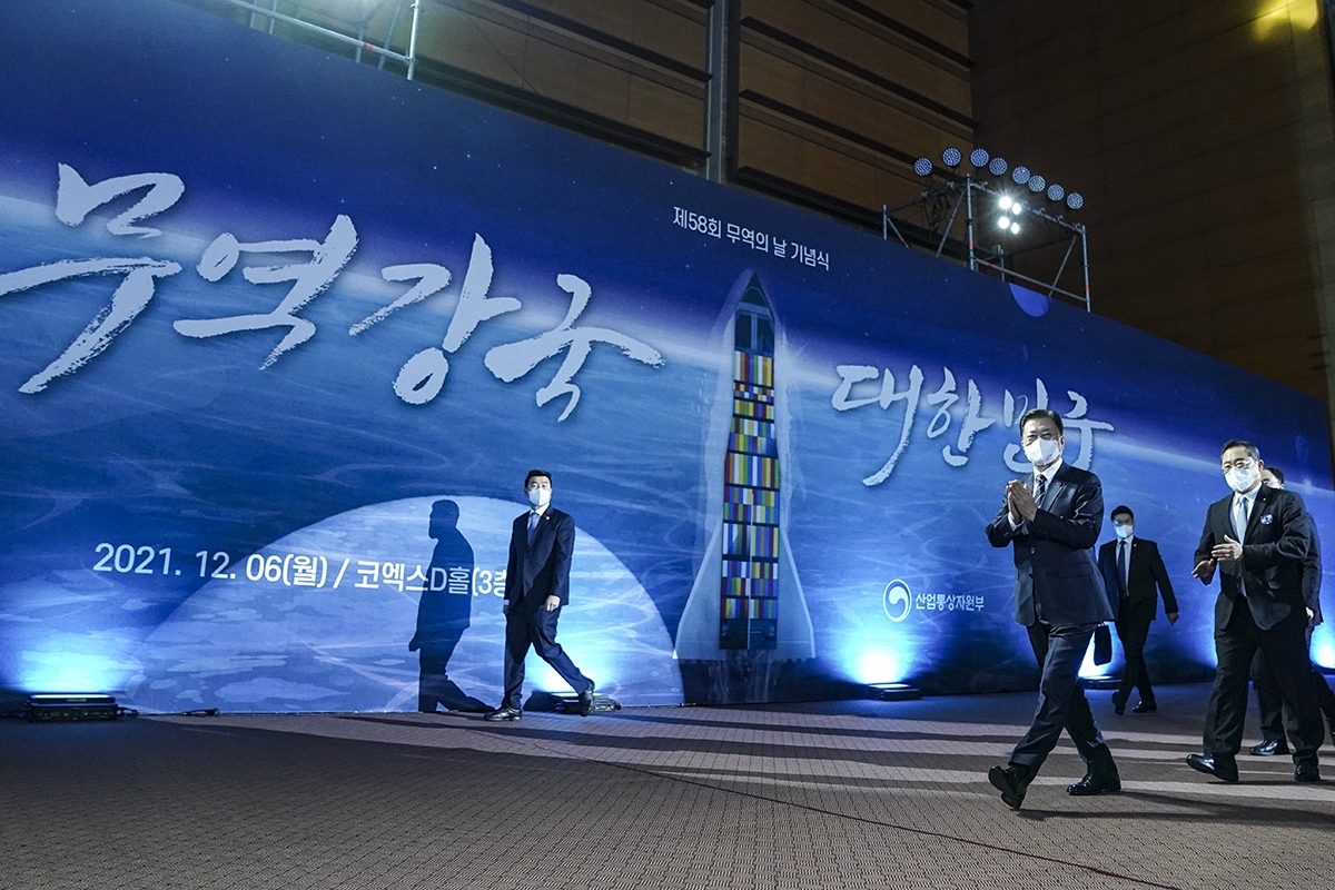 문 대통령이 6일 오전 코엑스에서 열린 제58회 무역의 날 기념식에 참석했다. (청와대 제공)