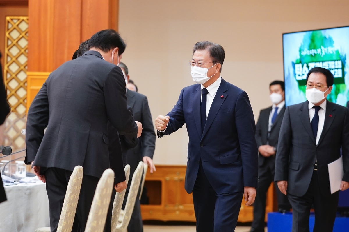 문 대통령은 10일 오후 청와대 충무실에서 `탄소중립 선도기업 초청 전략 보고회`를 주재했다.(청와대 제공)