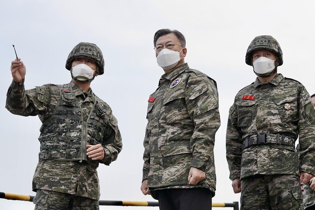 문 대통령이 23일 백령도를 찾아 군 장병들을 격려했다. (청와대 제공)