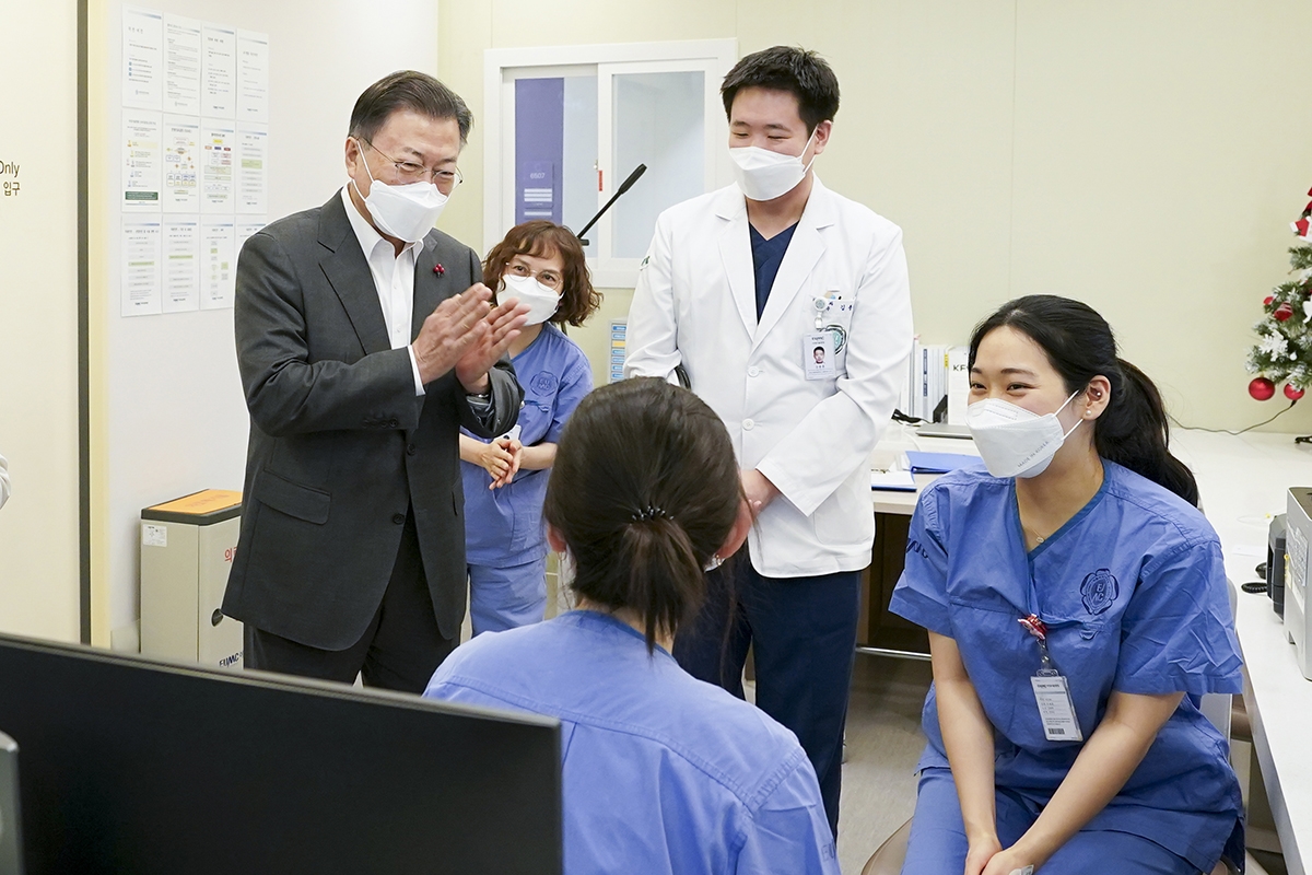 문 대통령은 24일 오후 서울 강서구 이대 서울병원을 찾아 병상 현황을 점검하고 의료진들을 격려했다. (청와대 제공)