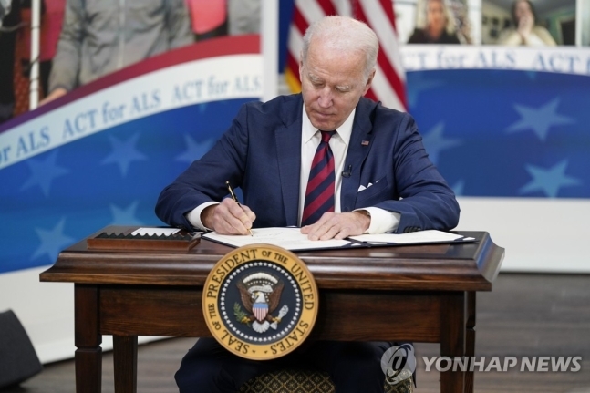 `중국 신장 상품 수입금지법` 서명하는 바이든(연합뉴스 사진)