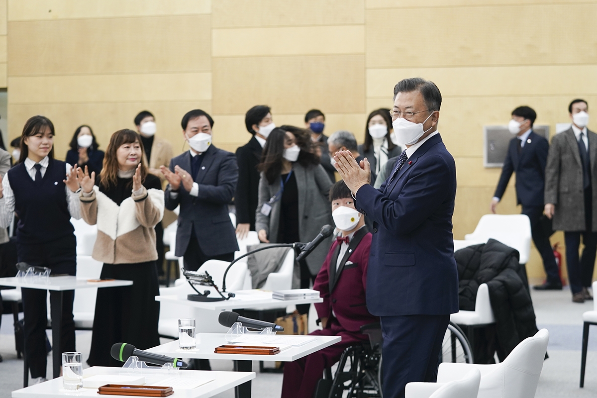 문 대통령은 부인 김정숙 여사와 29일 오전 충남 공주시 공주대학교 옥룡캠퍼스에서 열린 특수학교 설립 간담회 및 기공행사에 참석했다. (청와대 제공)